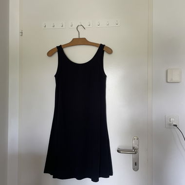 Schwarzes ärmelloses Kleid