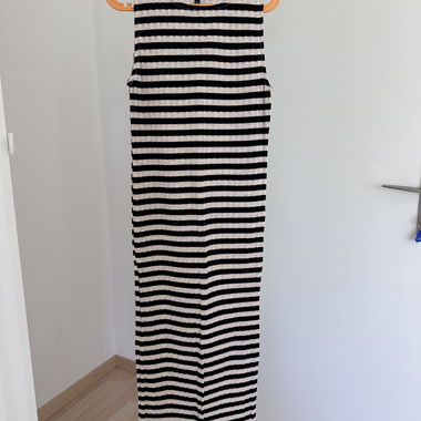 Robe midi sans manches rayée Stradivarius