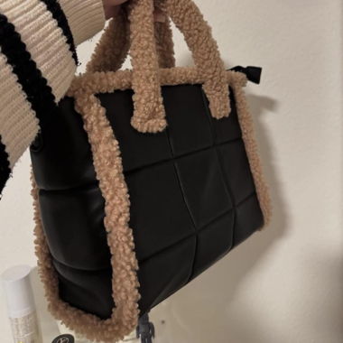 SCHWARZE UND CREMEFARBENE KUNSTPELZTASCHE