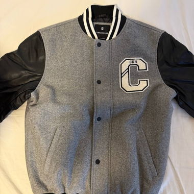 Veste grise de style college avec manches en cuir