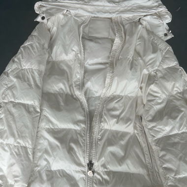 Weisse Daunenjacke mit Kapuze – Wie neu