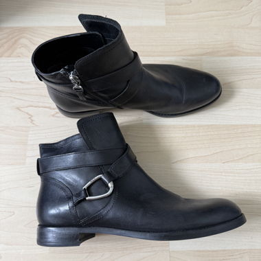 Schwarze Leder-Stiefeletten