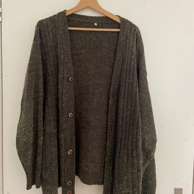 dunkelgrüne Strickjacke