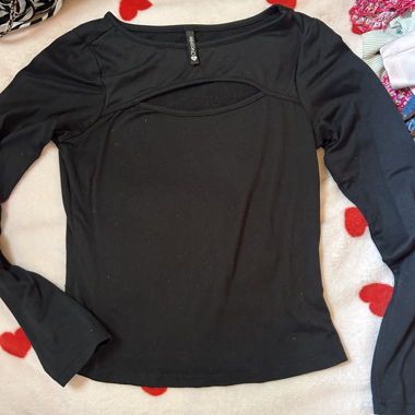 Schwarzes Langarm-Top mit Cut-out