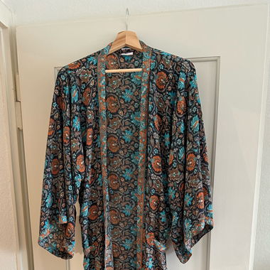 Langer Seidenkimono mit Gürtel (neu)