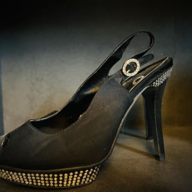 Elegante, schwarze Slingpumps mit Strass