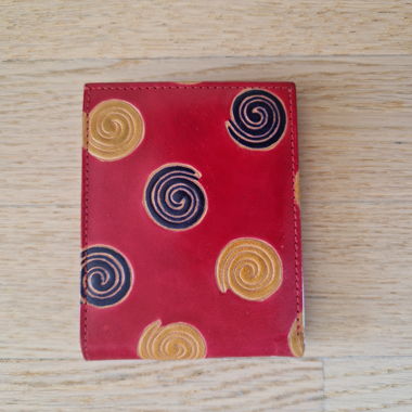 Portafoglio in pelle rosso con motivo a spirale