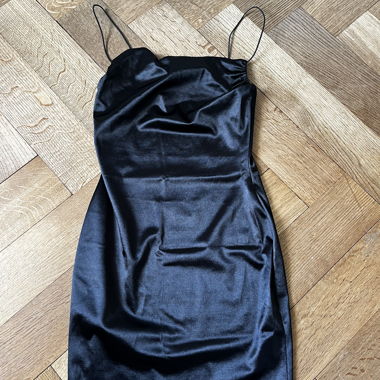 Schwarzes Satinkleid