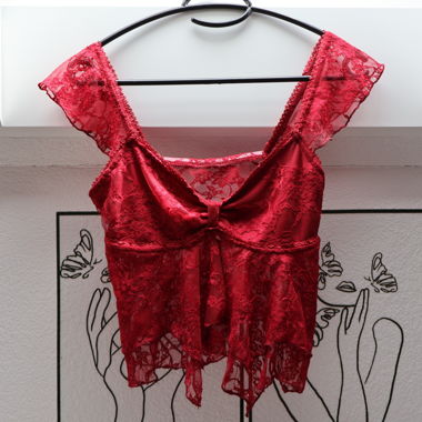 Haut en dentelle rouge