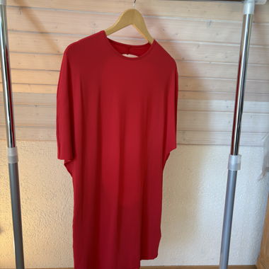 Abito rosso con scollo profondo sul retro