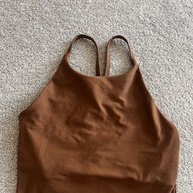 Sporttop mit eingebautem BH