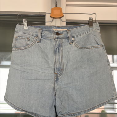 Short Levi’s High-Waisted Mom Shorts Size 28