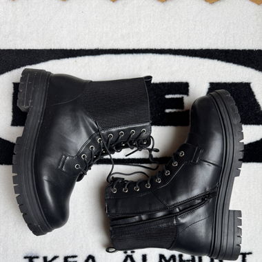 Schwarze Boots