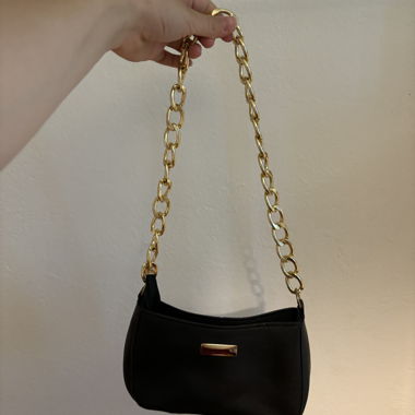 borsa nera con catena dorata