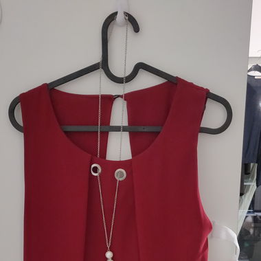 Abito bordeaux con collana