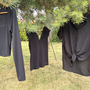 Set mit 4 schwarzen Oberteilen