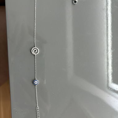 Silbernes Armband mit Spirale