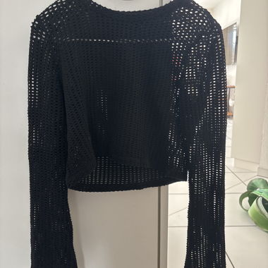 Schwarzer gehäkelter Netzpullover