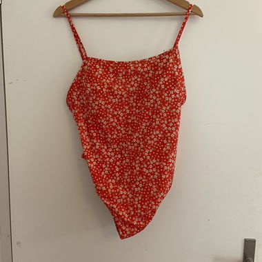 Roter Blumen-Badkleid