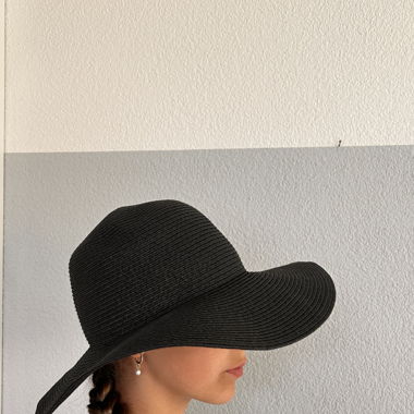 Strandhut in schwarz und elegant