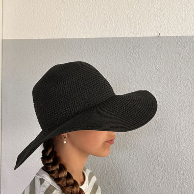 Strandhut in schwarz und elegant