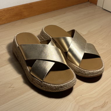 Goldene Plateau-Sandalen