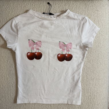 Weisses T-Shirt mit Kirschen- und rosa Schleifenprint
