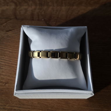 Gold-colored link bracelet