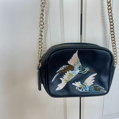 Kleine schwarze bestickte Handtasche 