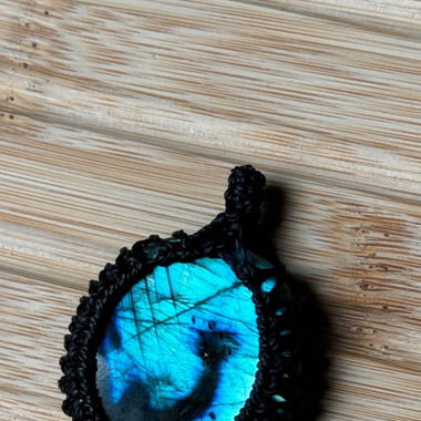 Labradorite sertie avec macramé