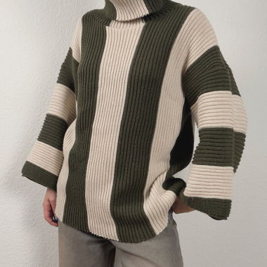 Maglione a collo alto a righe