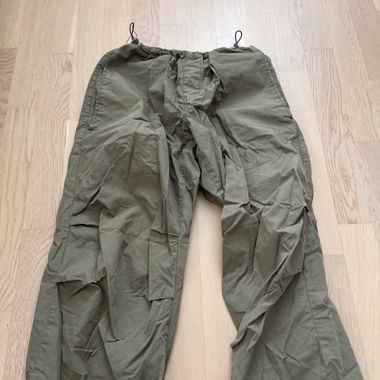 Olive grün Parachute pants