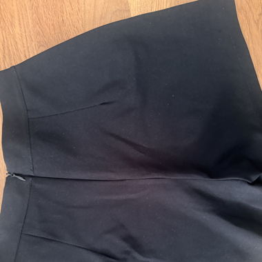 Kurze schwarze stoffhose