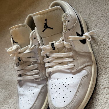 Nike Jordan Sneakers in White/Beige