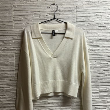 Weisser kurzer Pullover mit Ausschnitt