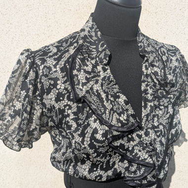 Schwarzes figurbetontes Kleid mit bedrucktem Oberteil