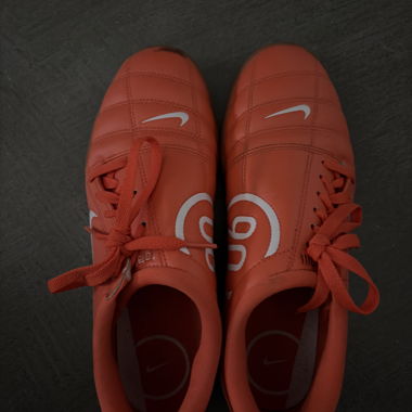Rote Nike Fussballschuhe