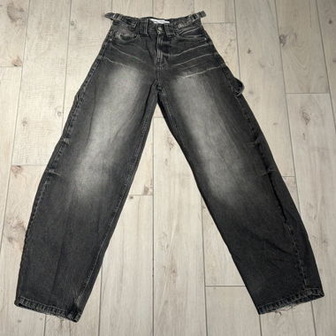 Schwarze Bershka-Jeans
