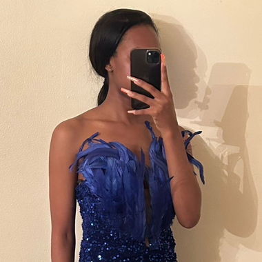 Robe de soirée sirène bleue – plumes & sequins