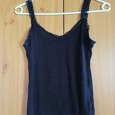 Top smanicato in pizzo nero