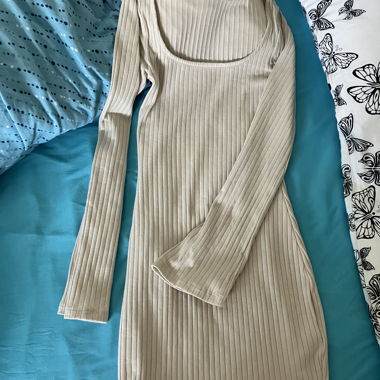 Eng anliegendes Kleid