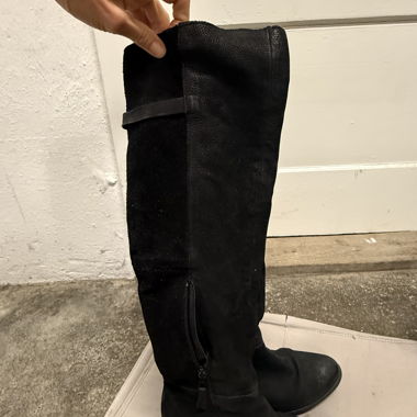 Schwarze Overknee-Lederstiefel
