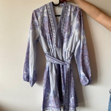 Short dress with lilac pattern