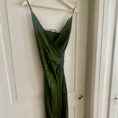 Zara Kleid „satinoptik“ olivgrün 