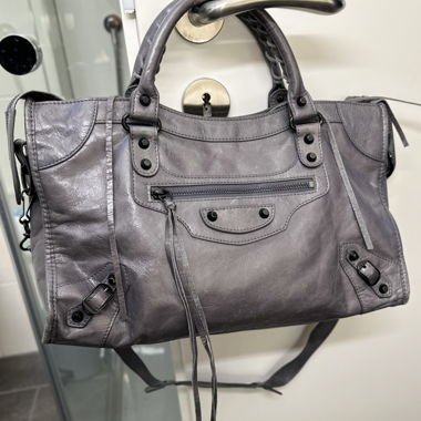 Graue Handtasche mit Nieten