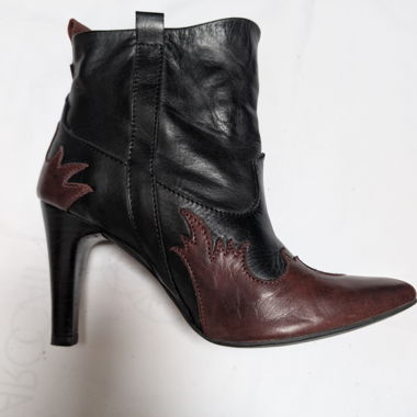 Western-style ankle boot by Pastelle