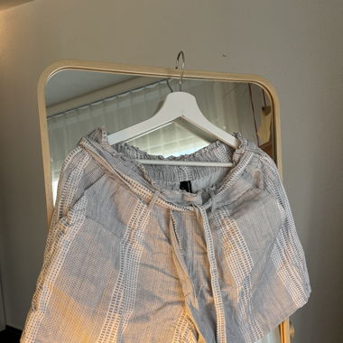 Kurze Paperbag Stoffhosen weiss/grau