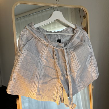 Kurze Paperbag Stoffhosen weiss/grau