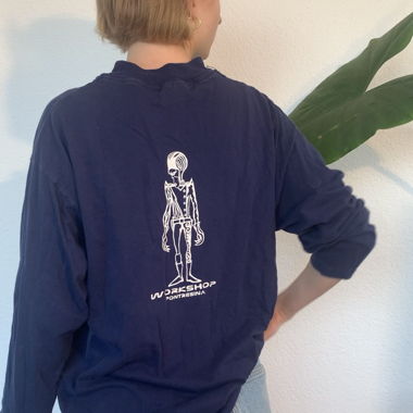 Dunkel blaues Sweatshirt mit coolem Design