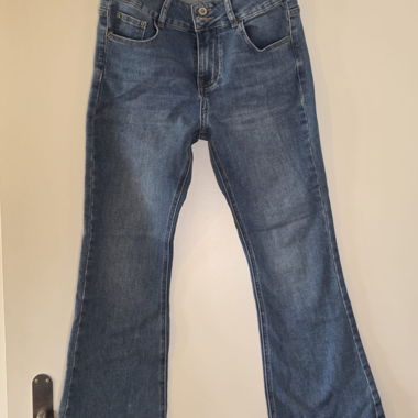 Jeans im Flared-Schnitt